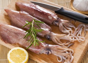 Как разморозить кальмары.