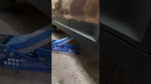 Поднимаем полмашины подкатным домкратом Стелс