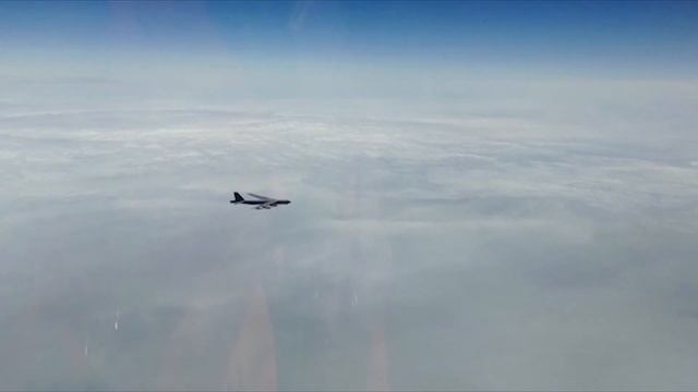Сопровождение бомбардировщиков В-52Н ВВС США над Охотским морем смотреть онлайн