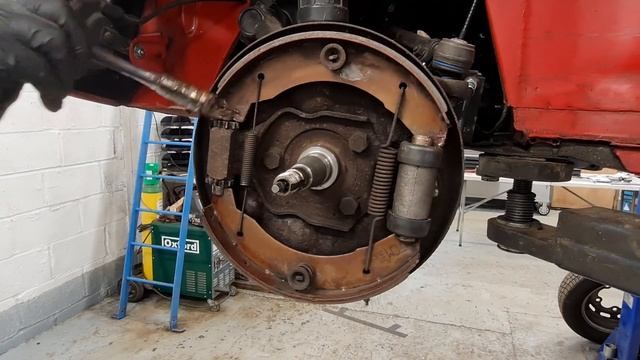 How To Check The Front Brake Drums On A VW Beetle смотреть онлайн