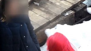 Бычки для малышей. Школьницы курят у чужого подъезда.