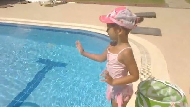 Игра в бассейне. Игра в мяч   .Плаваем играем забрасываем мячи в корзину. Видео для детей.