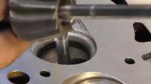 Вот что будет если не притирать клапана при замене прокладки ГБЦ. Шарошим седла. Притирка клапанов