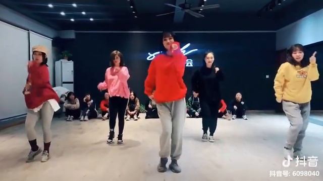 年会舞蹈 抖音舞蹈 失恋阵线联盟 смотреть онлайн