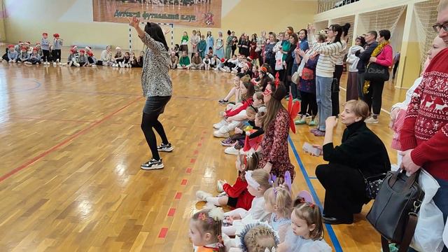 Необычный Дед Мороз и Снегурка Йошкар-Ола праздник нового 2024 года(4) смотреть онлайн