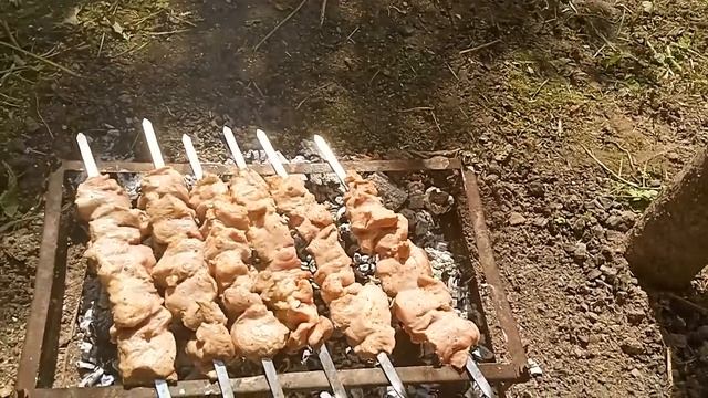 Запекание шашлыка из свиной шеи, на дровяных углях(на дровах) смотреть онлайн