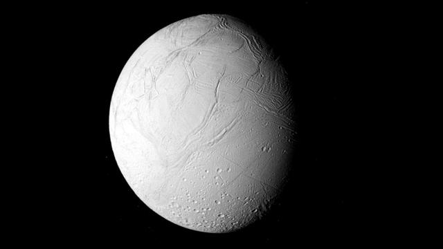 Спутник Сатурна снимок Кассини НАСА смотреть онлайн