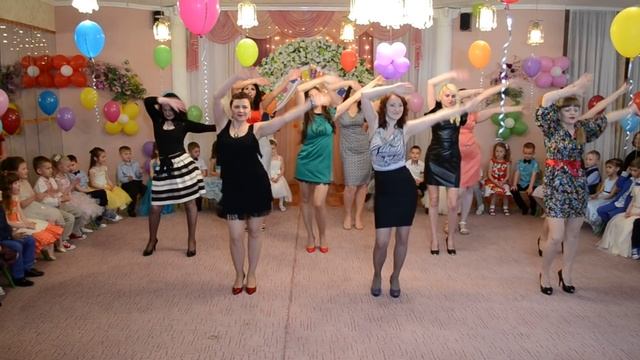 Танец мамочек на выпускной детям, ДНЗ № 3 "Червона Калинка", г.Полтава, группа №6 смотреть онлайн