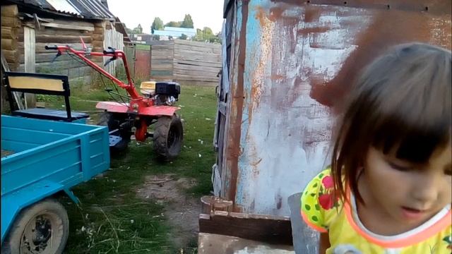 Собираем сливы/Весёлая уборка сена с детьми/Сушим лук на улице?) смотреть онлайн