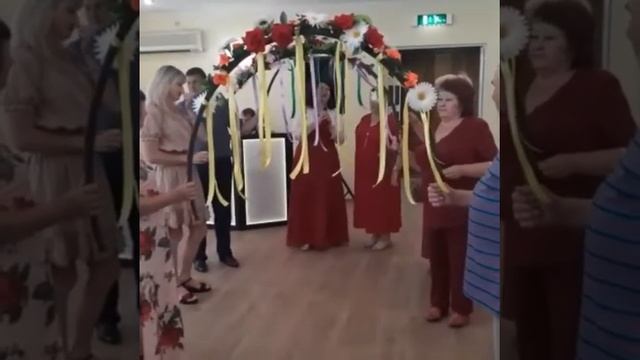 Встреча юбилярши под цветочными арками. смотреть онлайн