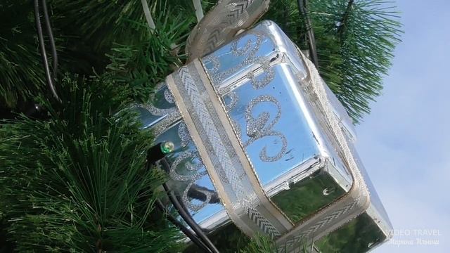 Снежные горы, новогодняя ель и каток в конце зимы. смотреть онлайн