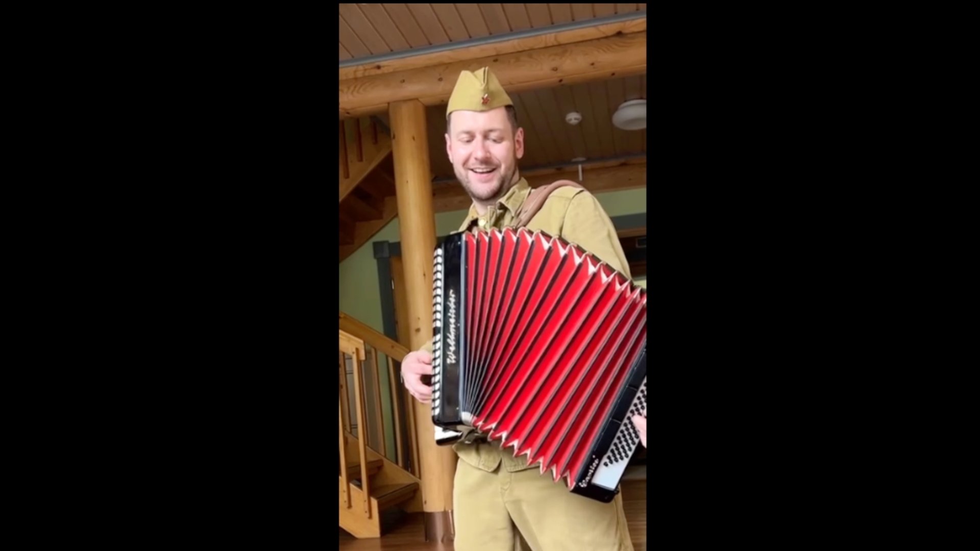 Слезы на глазах - Солдат Десантник Баянист спел Песню Синева смотреть онлайн