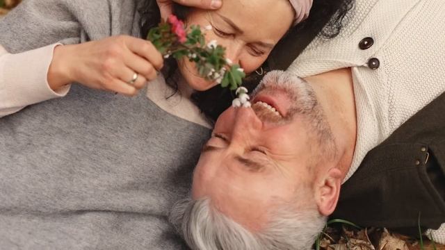 Спустя 30 лет бабушка вернулась в родные края. Ох, не такой встречи она ожидала. и смотреть онлайн