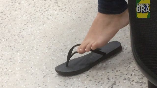 Petite Girl Dangling/Playing with her Flip-Flops | Classroom Feet #16 смотреть онлайн