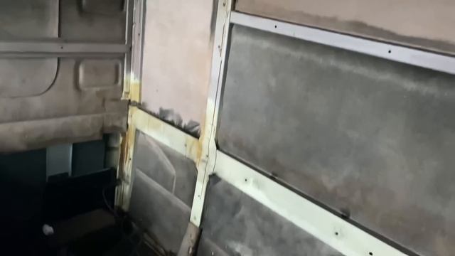 Нашёл мышиное гнездо.Начало преображения салона Scania 143 . смотреть онлайн