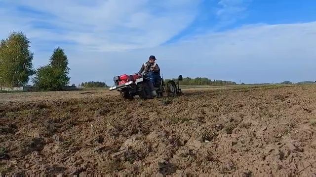 Вспашка мотоблоком мотор сич конным плугом с адаптером. смотреть онлайн