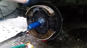Замена колодок на грузовой машине. Мазда Титан 2 тонник.