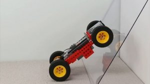 Заставляем машину Лего ВЗБИРАТЬСЯ ПО склонам