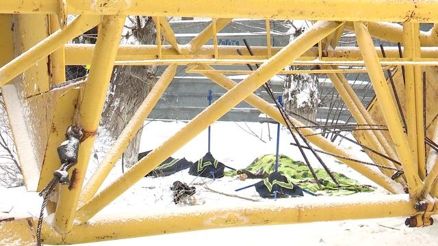 Кран упал на строительной площадке в Костанае