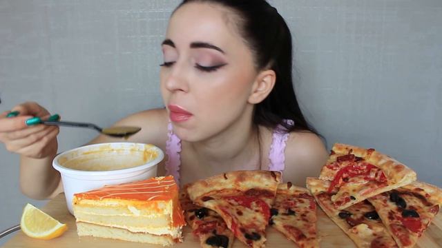ТВОИ ПОДАРКИ НИКОМУ НЕ НУЖНЫ / Mukbang Ayka Emilly смотреть онлайн