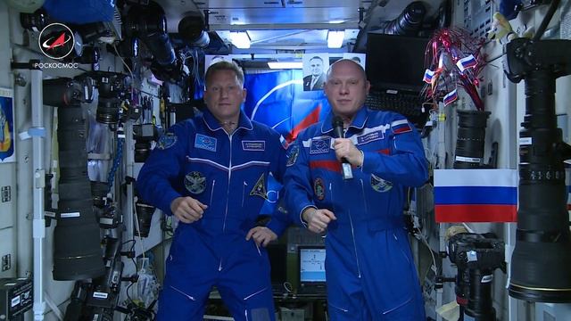 Космонавты поздравляют Валентину Терешкову с 55 летием полета смотреть онлайн