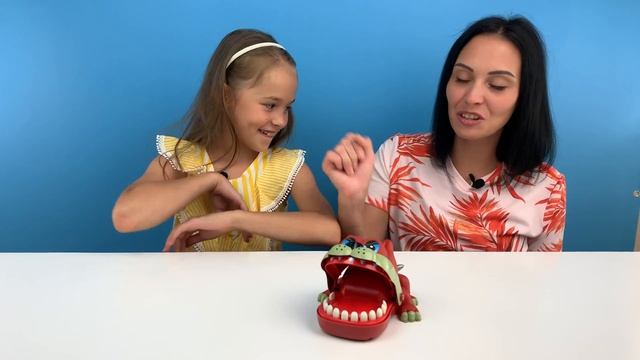 Челлендж со злой собачкой от World Toys TV / Арина нажимает на зубки смотреть онлайн
