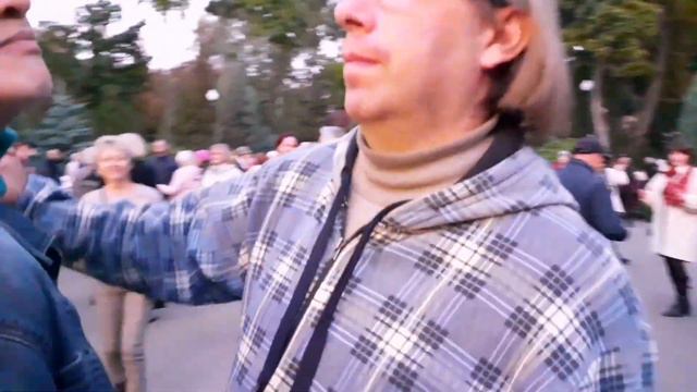 А, ЧТО МНЕ ДЕЛАТЬ ЗАВТРА, Я РЕШУ САМА! ТАНЦЫ В ПАРКЕ ГОРЬКОГО ХАРЬКОВ 2021 смотреть онлайн
