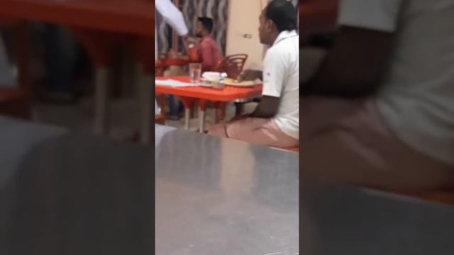 Как изысканно едят индусы, просто феерия какая-то) смотреть онлайн