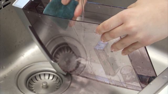 How to clean the water tank on your De'Longhi ECAM 25.462 coffee machine смотреть онлайн