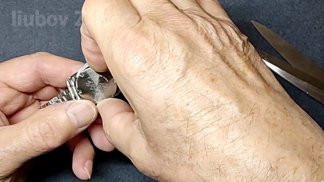 Как открыть крышку часов без специального инструмента. Поменять батарейку в часах самому. смотреть онлайн