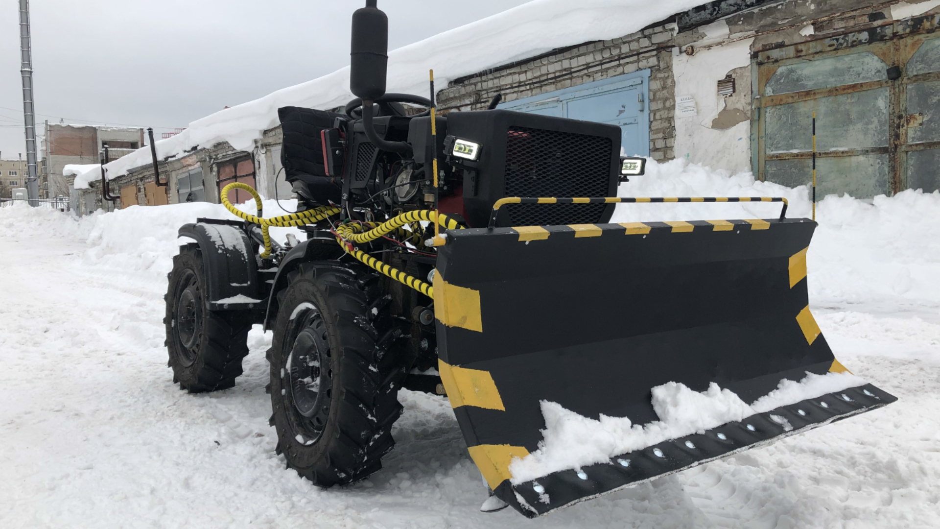 Немного поигрался со снегом НА САМОДЕЛЬНОМ МИНИ ТРАКТОРЕ смотреть онлайн