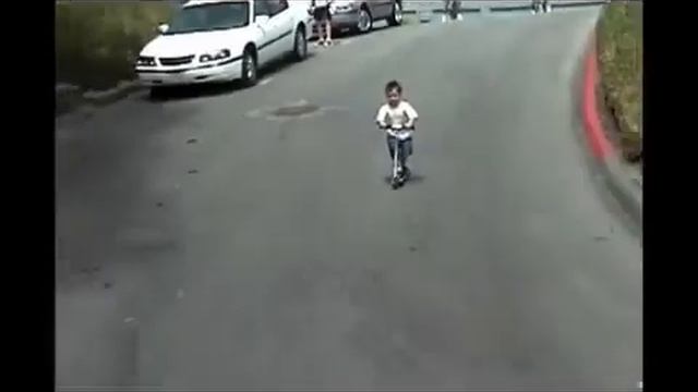 Ребенок ,смачно упал с самоката и мордой об асфальт #личинус смотреть онлайн