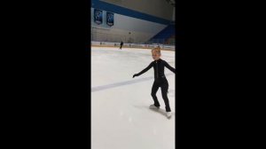 Учим ход назад на коньках