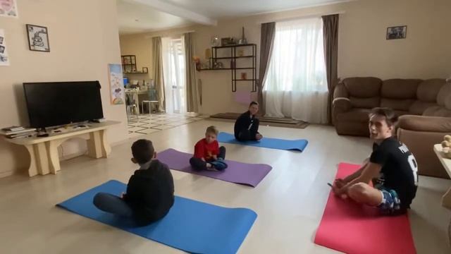 ПУЛАТОВЫ::зарядка дома:: урок физкультуры №1 15.04.2020 смотреть онлайн