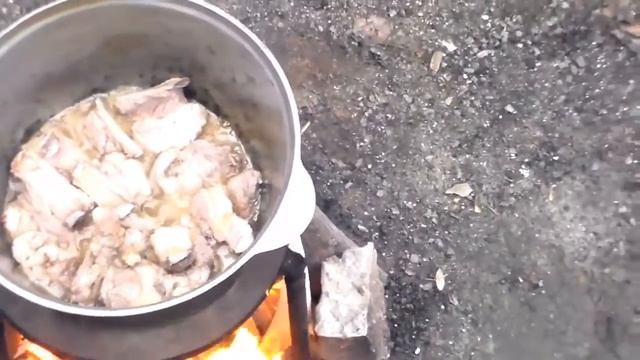 Плов на костре из свиных рёбер это просто быстро и вкусно. смотреть онлайн