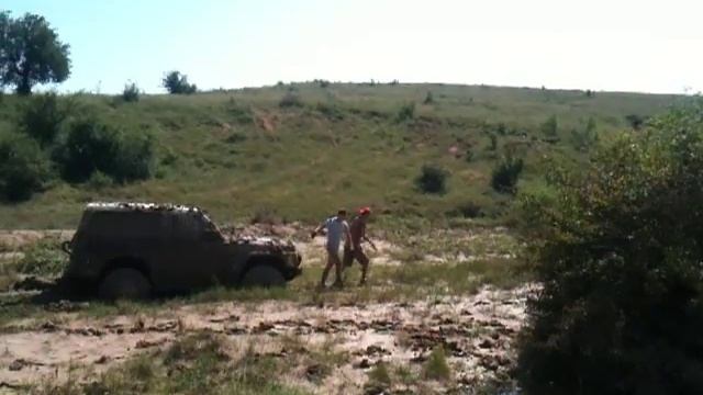 peugeot p4 pulling out nissan patrol gr y60 from the mud that u never seen in ur life :) смотреть онлайн