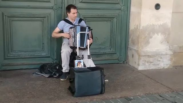 Уличный музыкант в Питере. смотреть онлайн