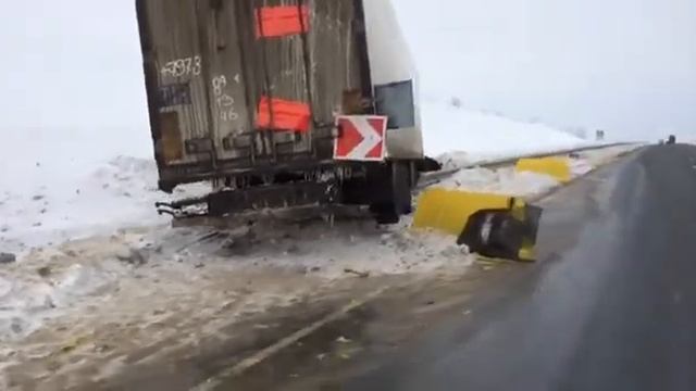В Саратовской области вылетела в кювет фура из Ненецкого автономного округа смотреть онлайн