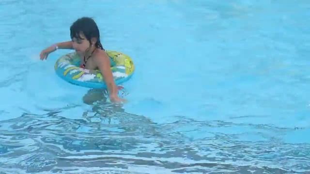 Полина катается на КРАСНОЙ горке в аквапарке отеля Charmillion Club Aqua Park 5* смотреть онлайн