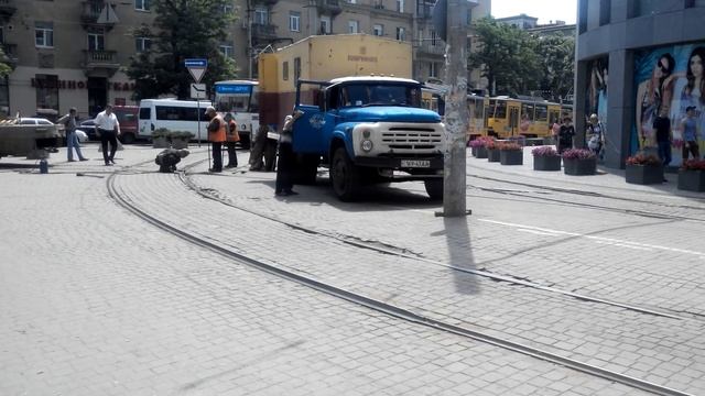 Ремонт трамвайных путей за торговым центром Пассаж смотреть онлайн