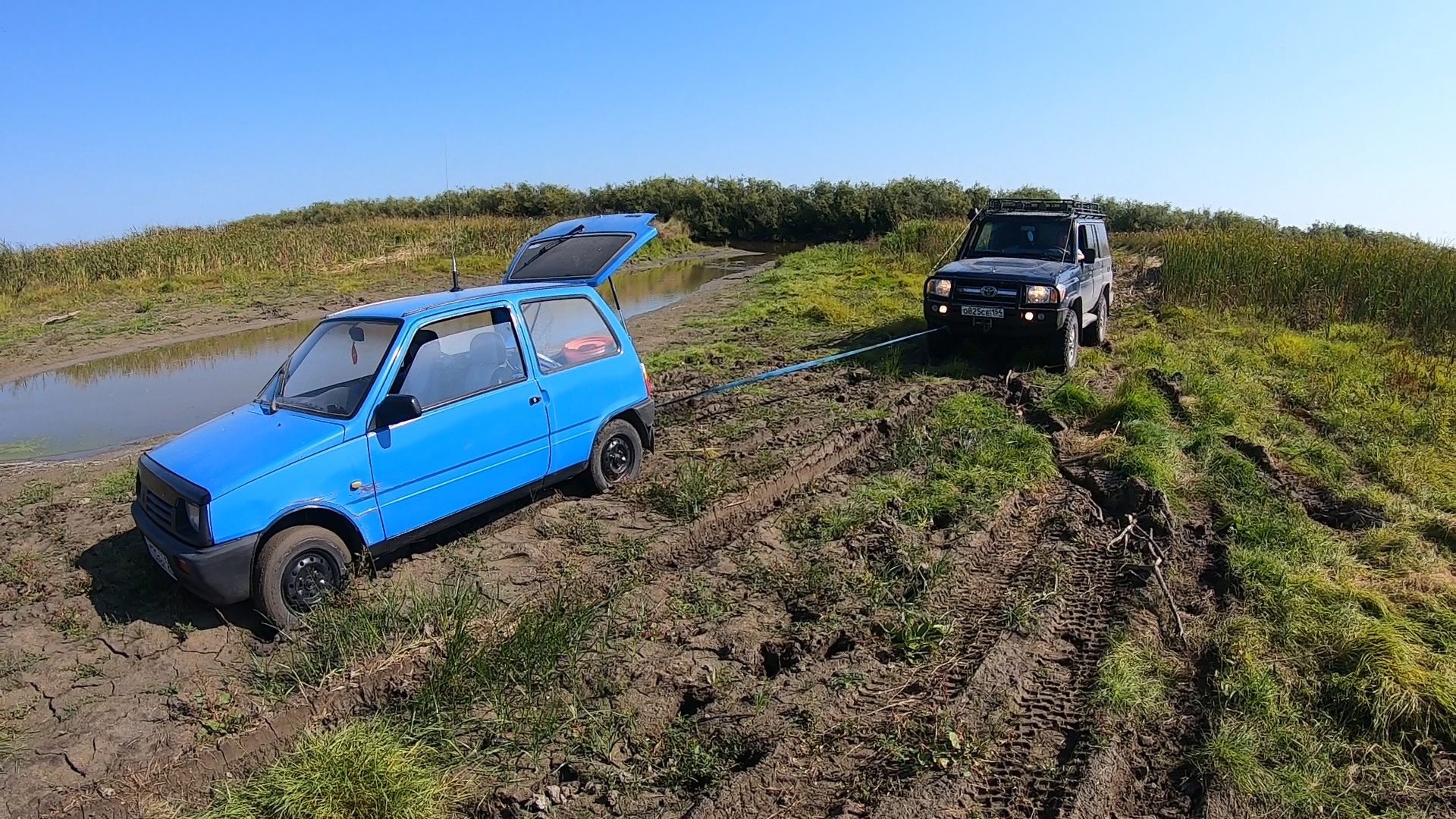 Автомобиль Ока в грязи. Ленд Крузер 70 смотреть онлайн