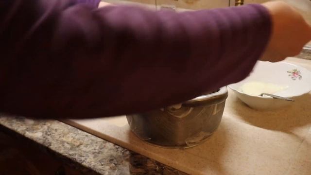 Теперь мои старые кастрюли блестят как новые, но я не оттираю их часами от жира смотреть онлайн