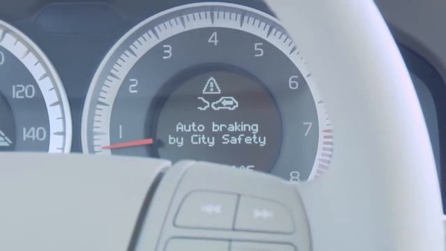 Demonstration of Volvo's City Safety automatic braking system 10 mph смотреть онлайн
