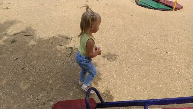 Мимимишки и кукурузные палочки mr. Хруспи. Детская площадка в Крыму. смотреть онлайн