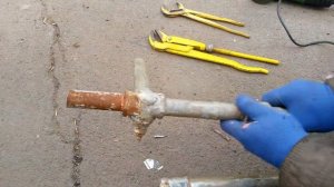 Как просто раскрутить прикипевшее старое резьбовое  соединение.