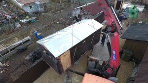 Разгрузка перевозной мобильной бани 2,3х6м манипулятором на участке.