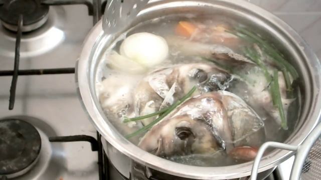 Как приготовить ароматную УХУ из речной рыбы дома с запахом костра смотреть онлайн