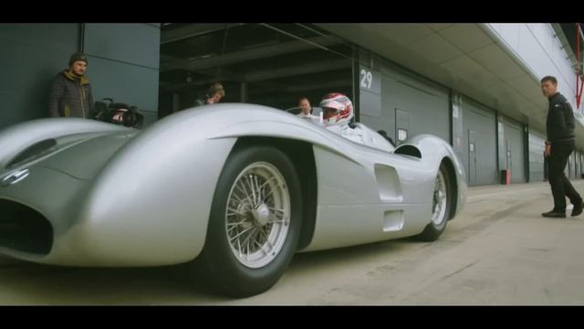 Lewis Hamilton drives Juan Manuel Fangio's W196 around Silverstone! смотреть онлайн
