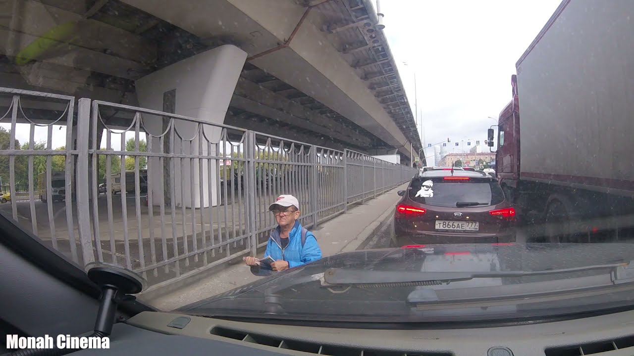 Кто для Единой России раздает листовки с призывами голосовать на выборах в ГОСДУМУ на ВДНХ в Москве? смотреть онлайн