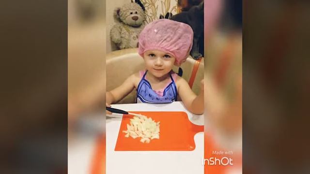 КРУЧЕ ВСЕХ ))Алина Гибадулина )))3,5 года. готовим рыбный пирог))) смотреть онлайн